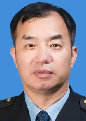 鲁 骥>