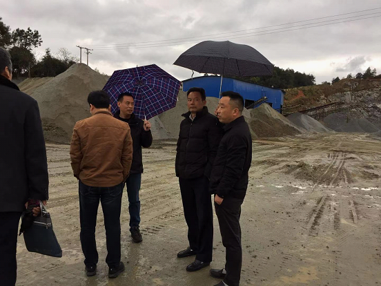图为万新华正在店门镇小山坳采石场现场检查